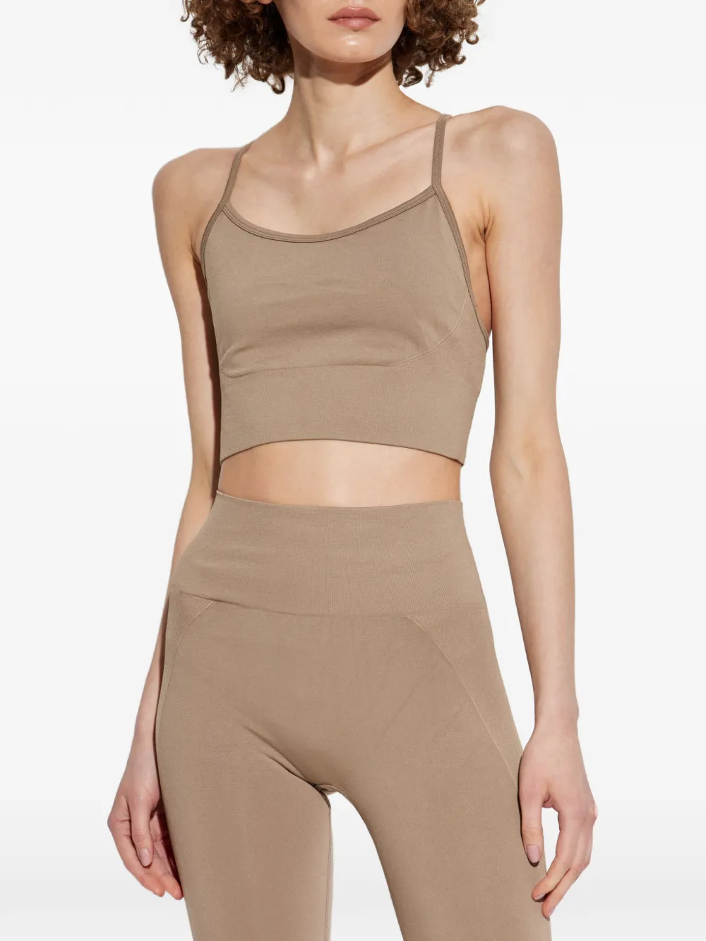 RETHINKIT STUDIOS Naadloze performance top met gekruiste bandjes Beige