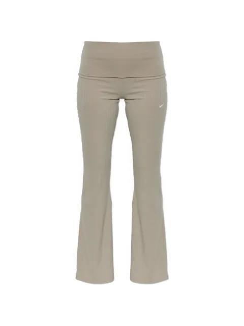 Nike leggins acampanados con logo bordado