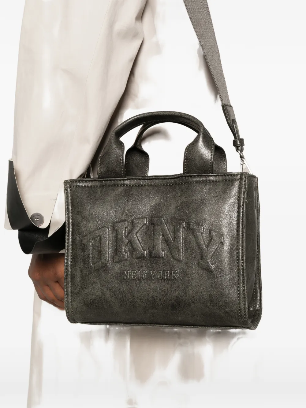 DKNY logo-embossed metallic tote bag Grijs