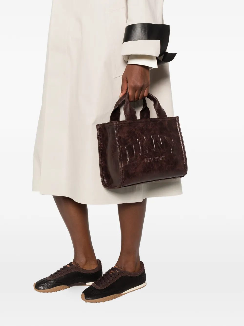 DKNY logo-debossed tote bag Bruin