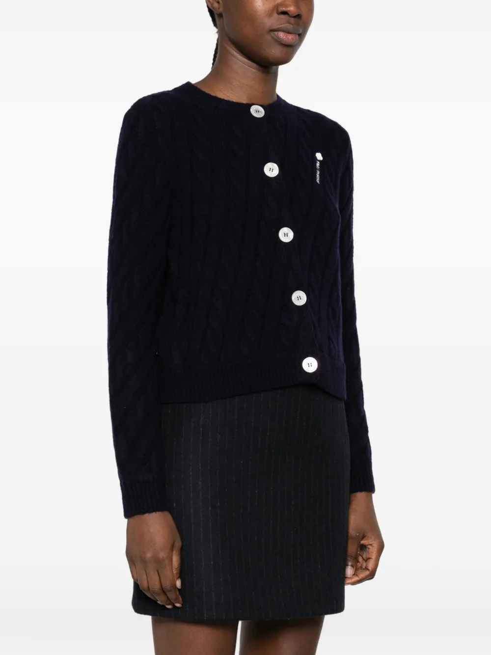 SHUSHU TONG cable-knit logo-patch cardigan Blauw