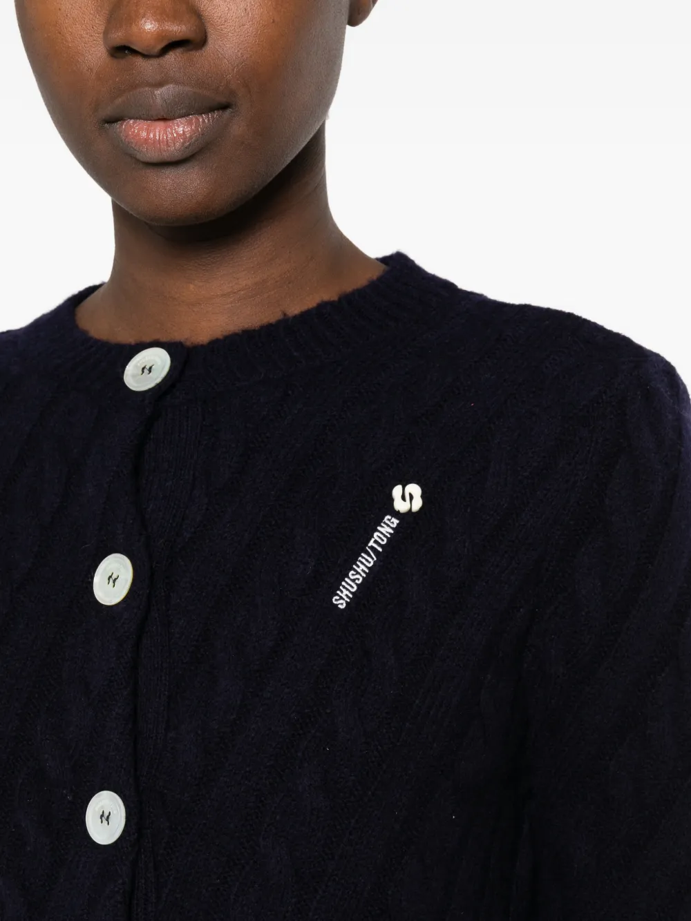 SHUSHU TONG cable-knit logo-patch cardigan Blauw
