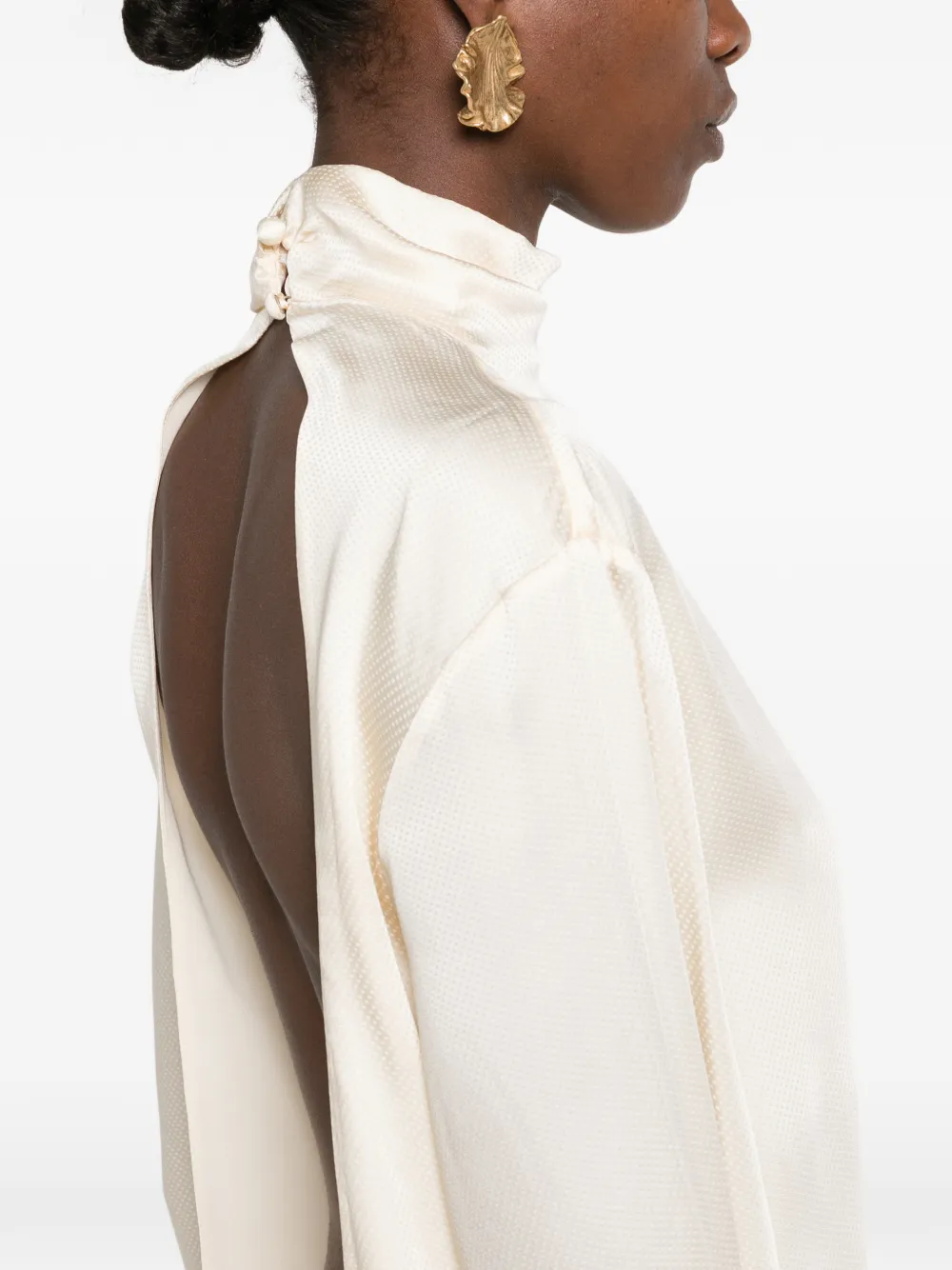 THE ANDAMANE Blouse met open achterkant en hoge hals Beige