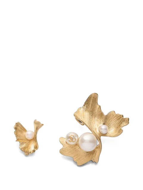Jimmy Choo aretes Wave de metal con acabado en oro blanco y perlas