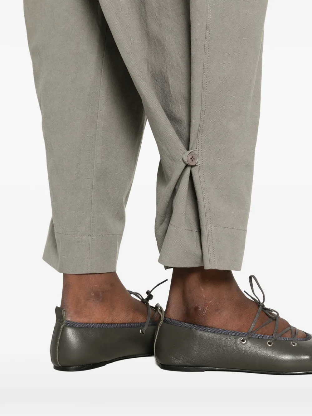 Low Classic pleated button-cuff trousers Groen