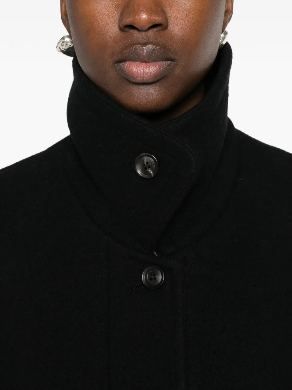 Low Classic button-up collared coat Zwart