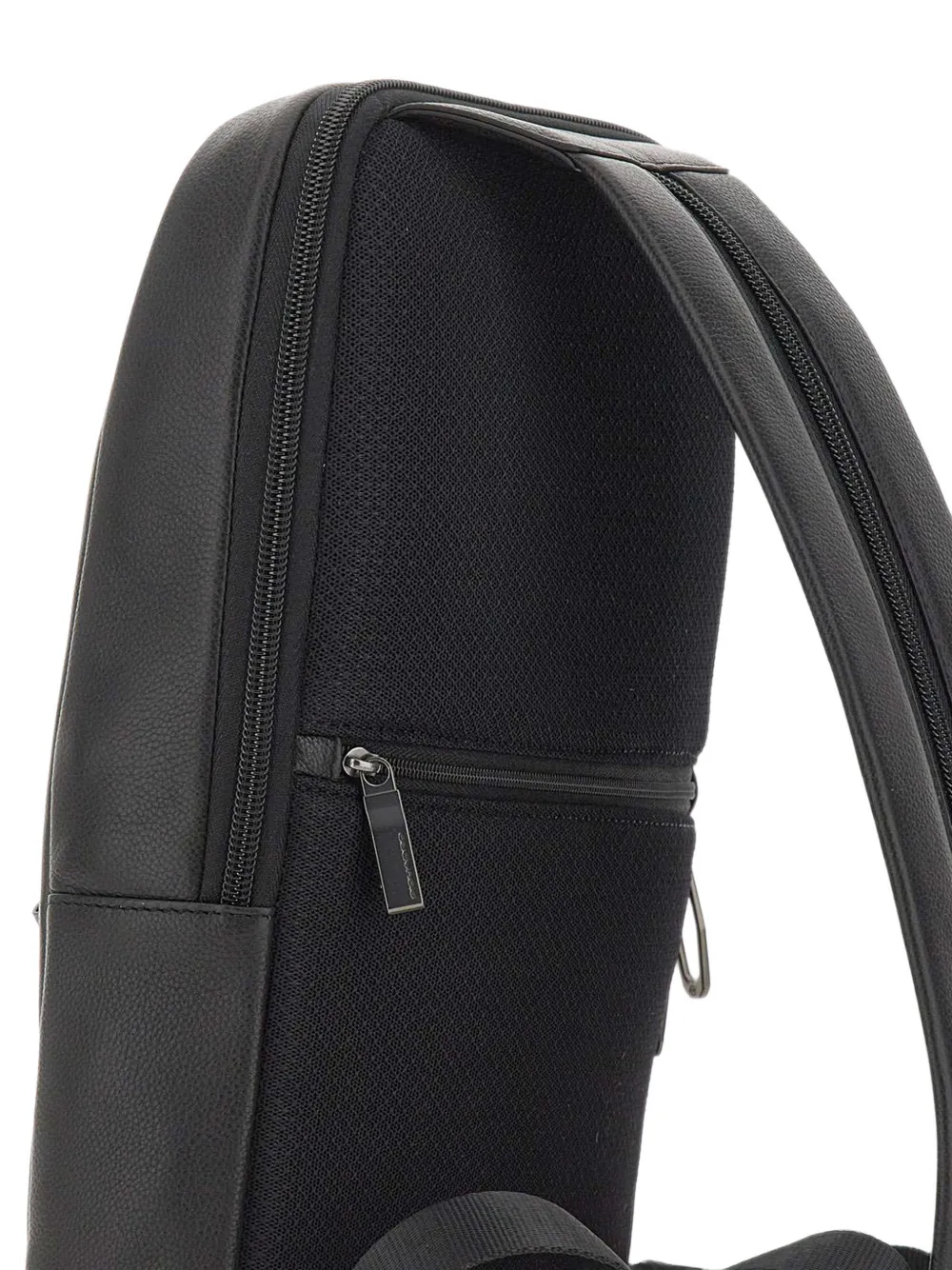 PIQUADRO grained leather convertible sling bag Zwart