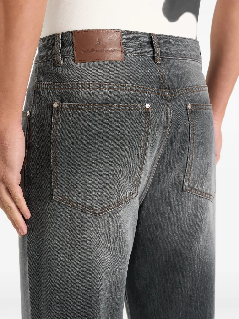 Manière De Voir DN002 ruimvallende jeans met verwassen effect Grijs