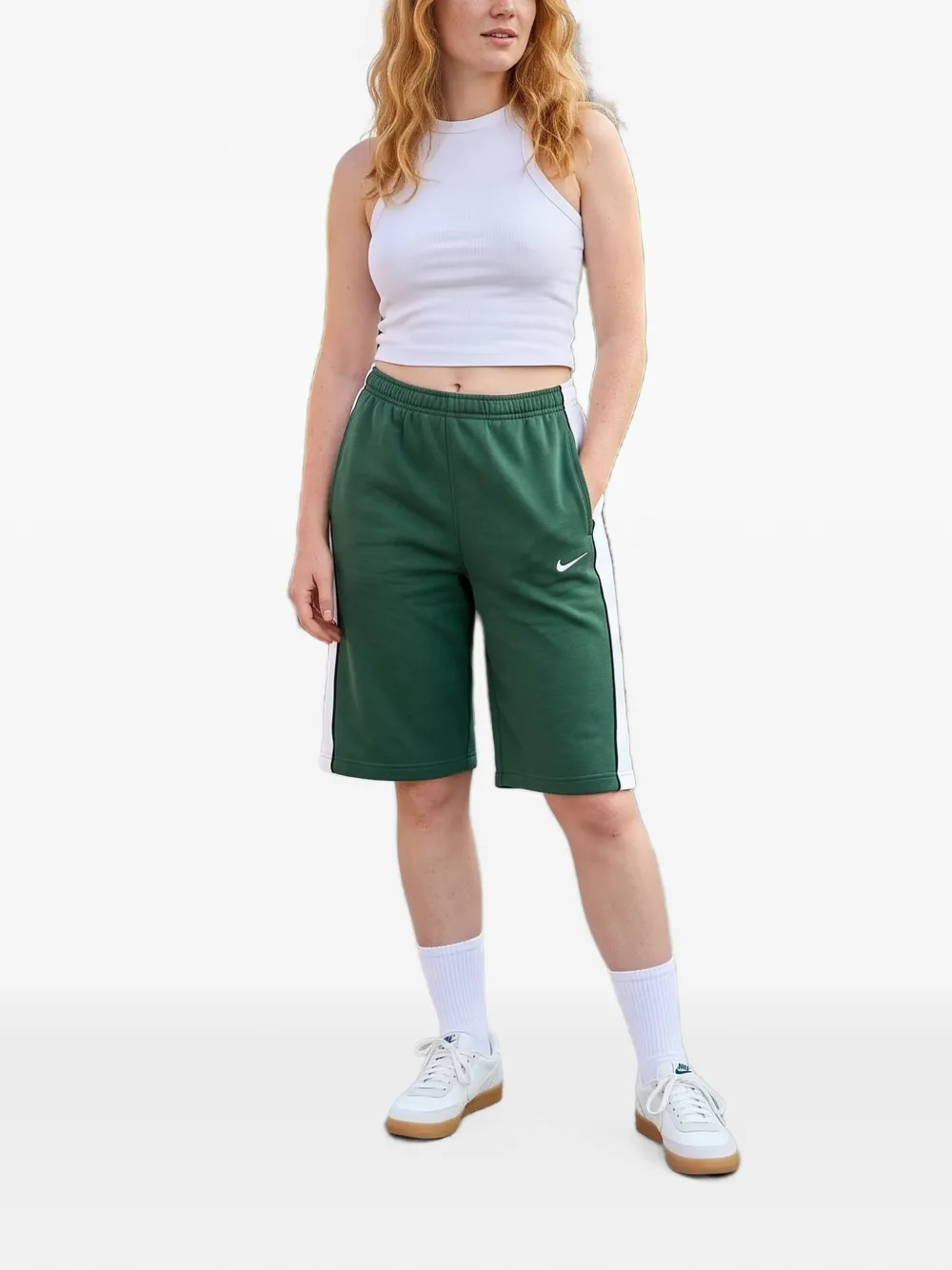 Nike Shorts met geborduurd logo en zijstreep Groen