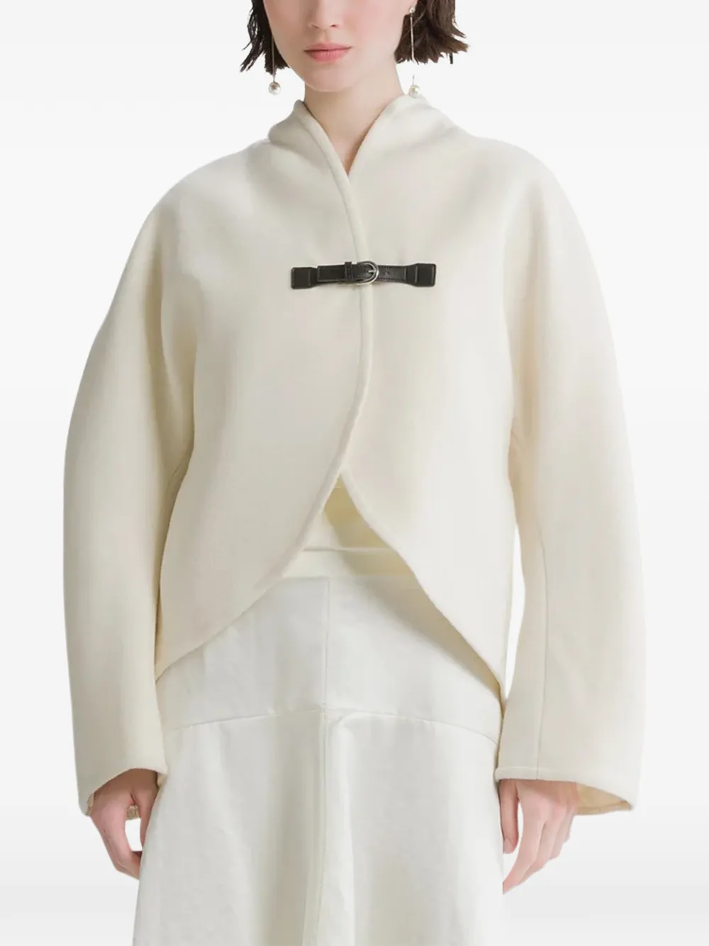 Forte buckle-fastening cropped coat Wit
