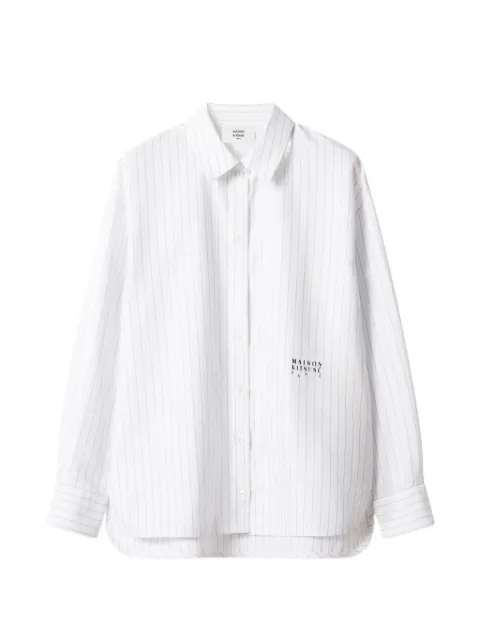 Maison Kitsuné sovbrecamisa con rayas verticales y logo estampado