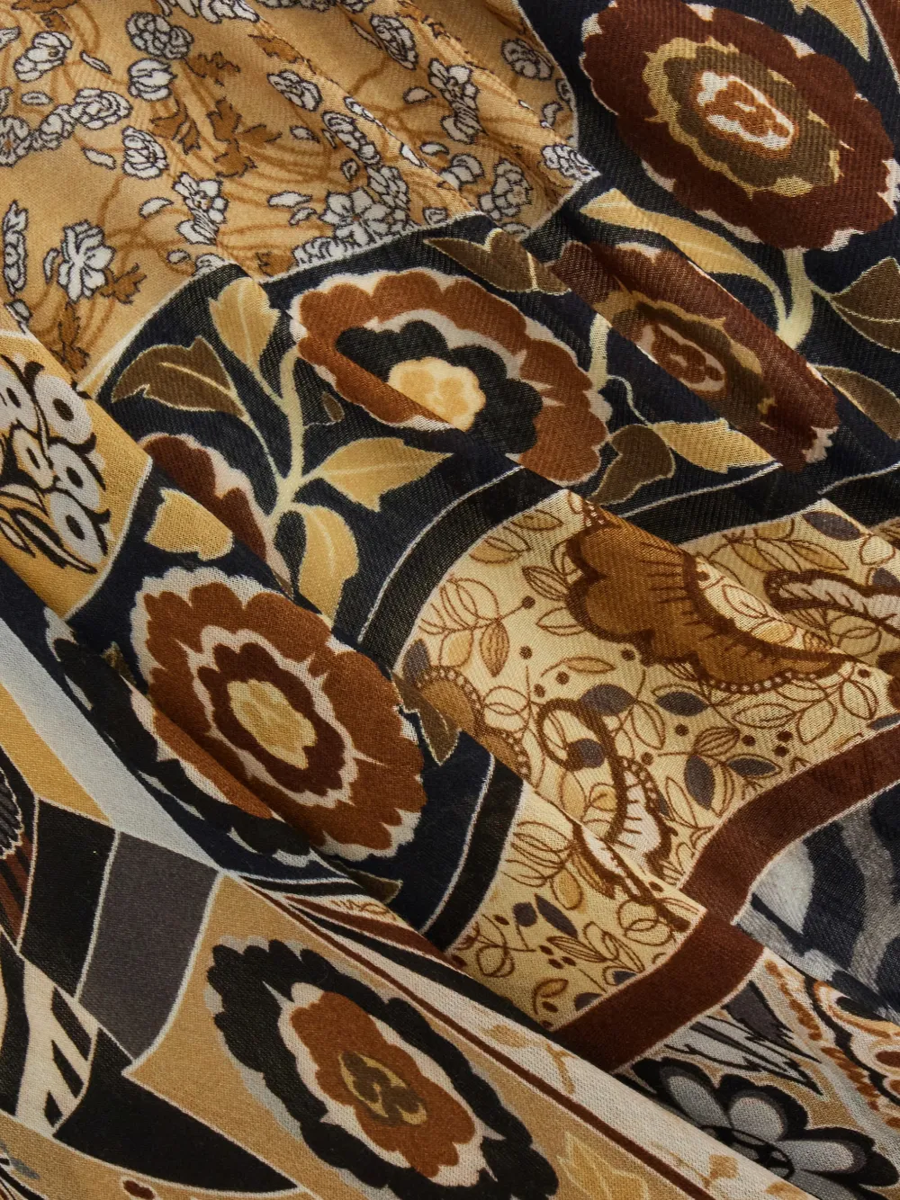 Ferragamo Monile print shawl Bruin