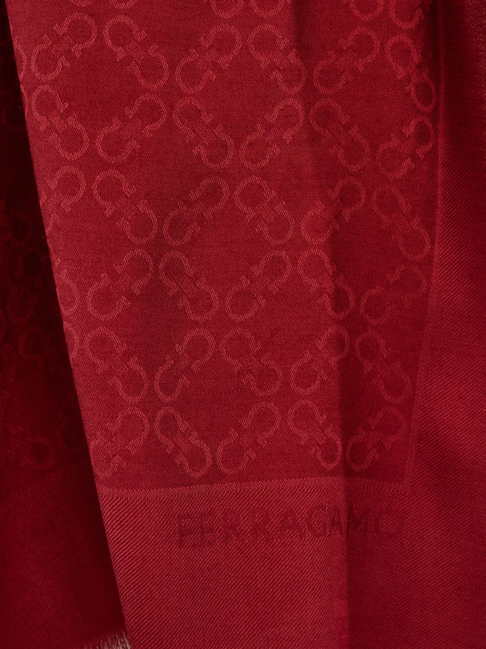Ferragamo Gancini shawl Rood