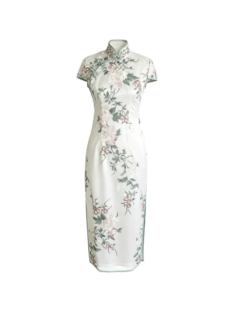 Qipology qipao med pankou-lukning og blomsterbroderi