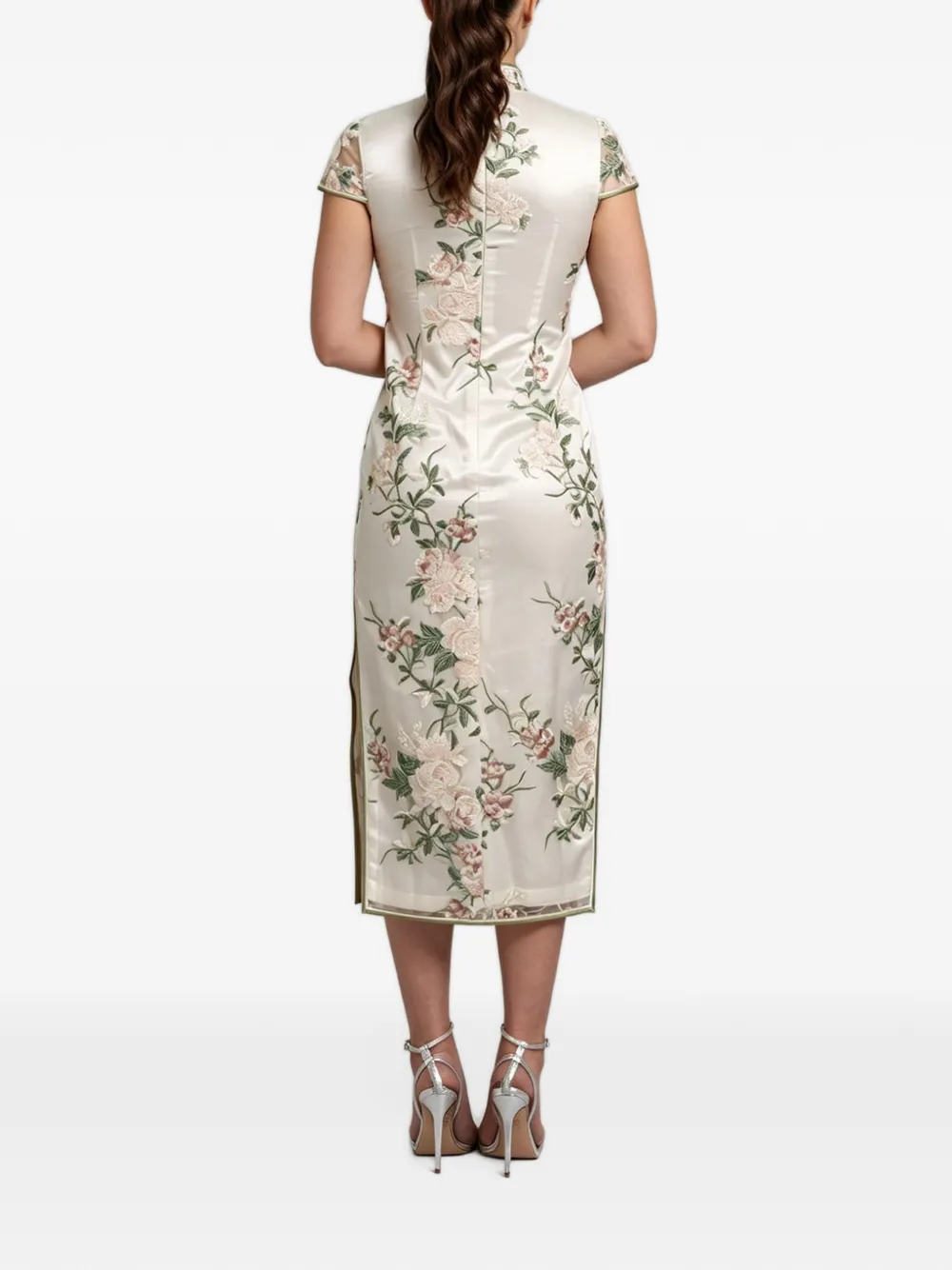 Qipology Qipao met geborduurde bloemen en kikkersluiting Beige