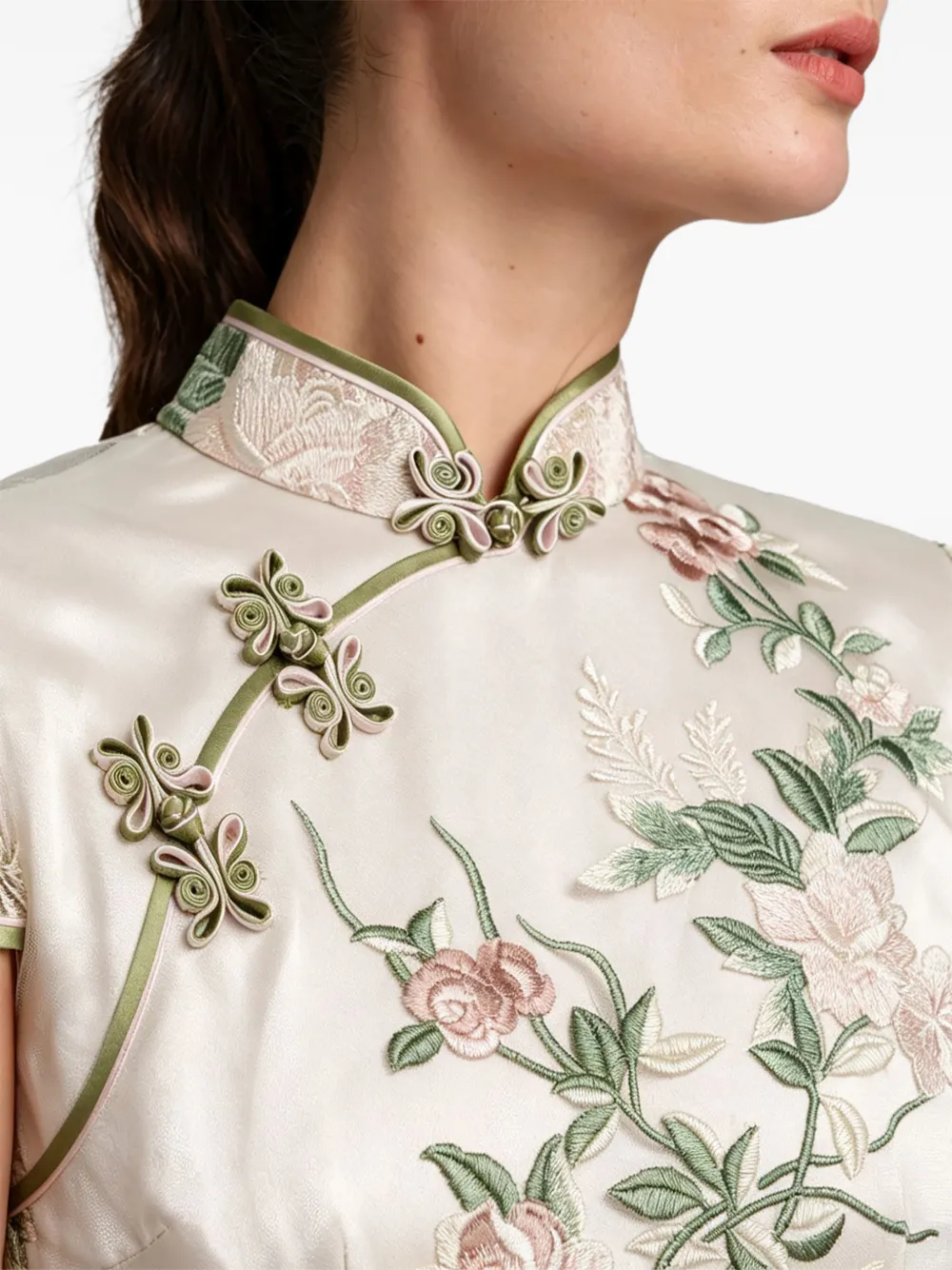 Qipology Qipao met geborduurde bloemen en kikkersluiting Beige