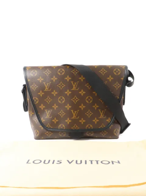 Louis Vuitton Pre-Owned Monogram Magnetic messenger bag