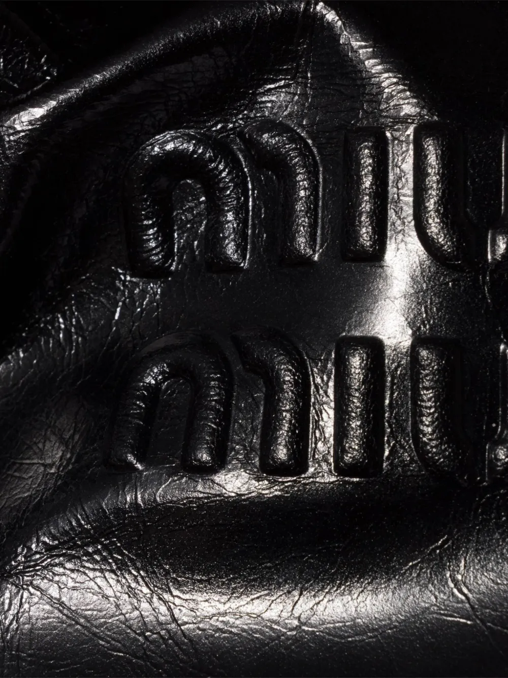 Miu logo-embossed leather tote bag Zwart