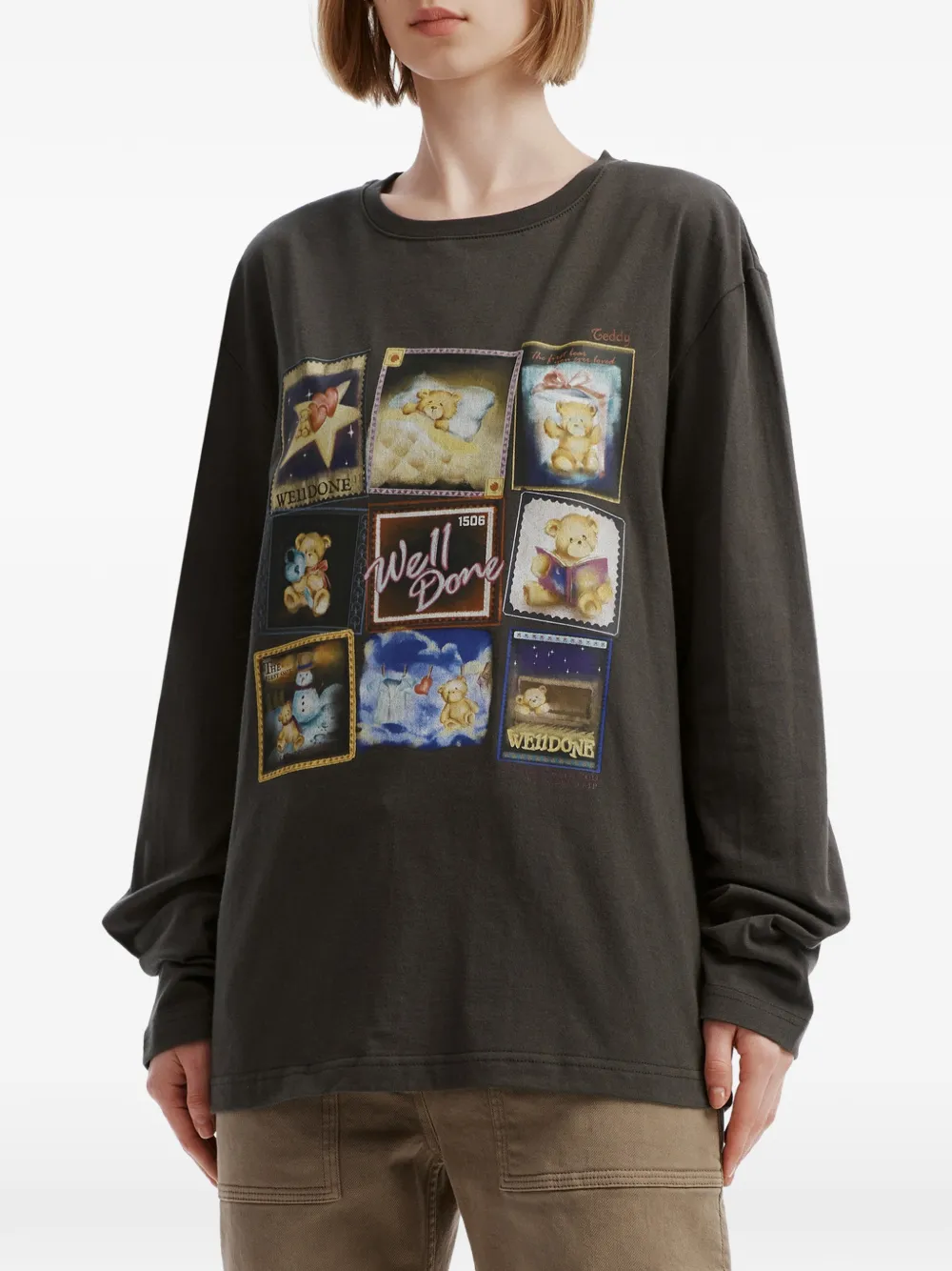 We11done Teddy graphic-print long-sleeve T-shirt Grijs