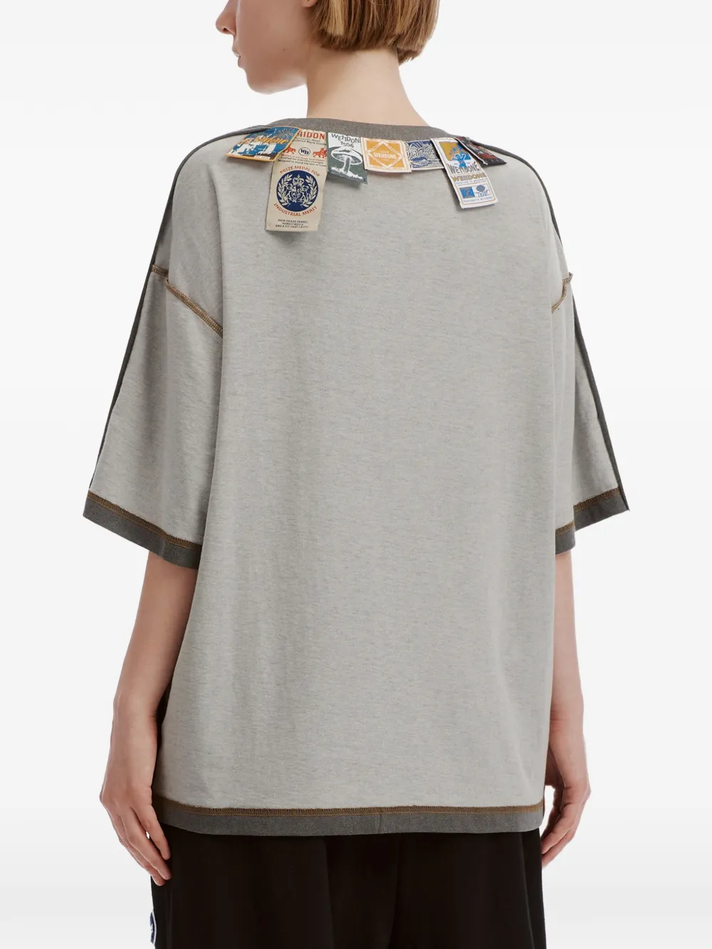 We11done logo-appliqué patch-detail T-shirt Grijs