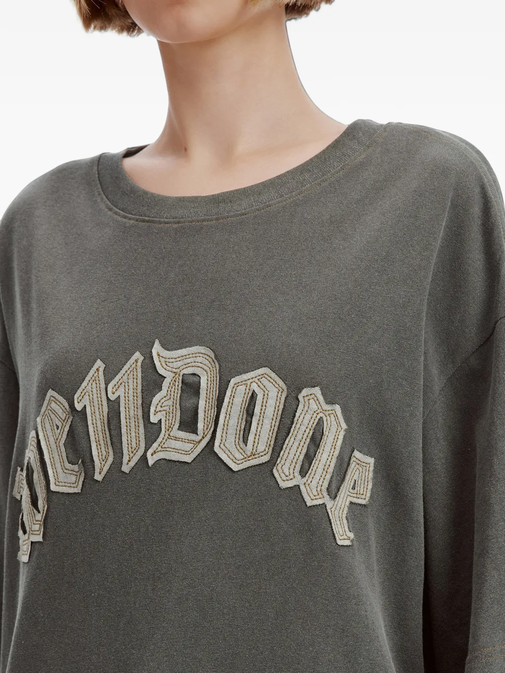 We11done logo-appliqué patch-detail T-shirt Grijs