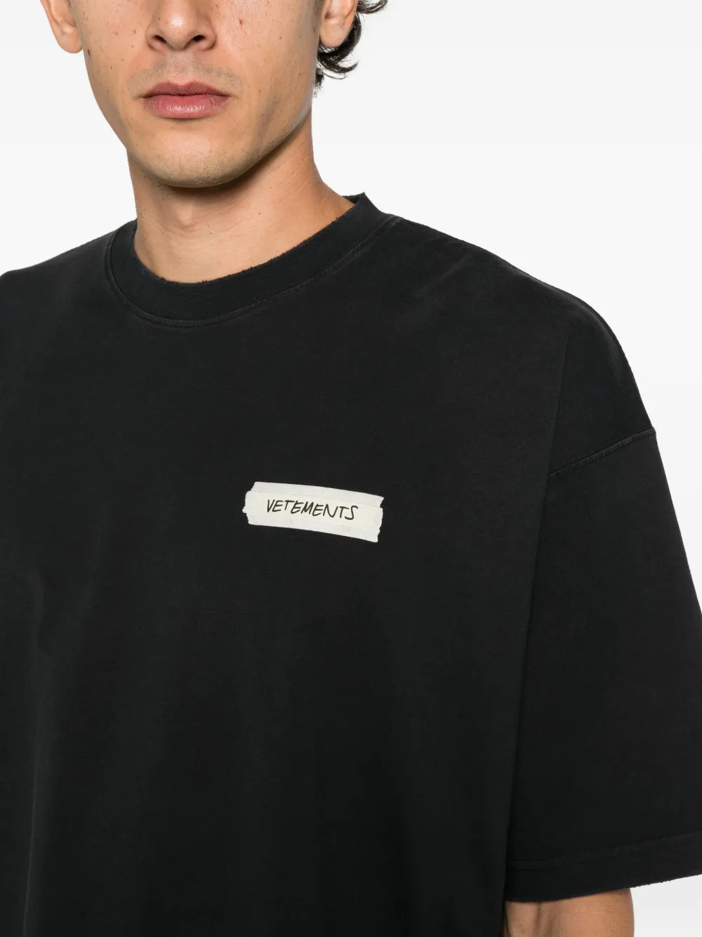 VETEMENTS logo-patch T-shirt Zwart