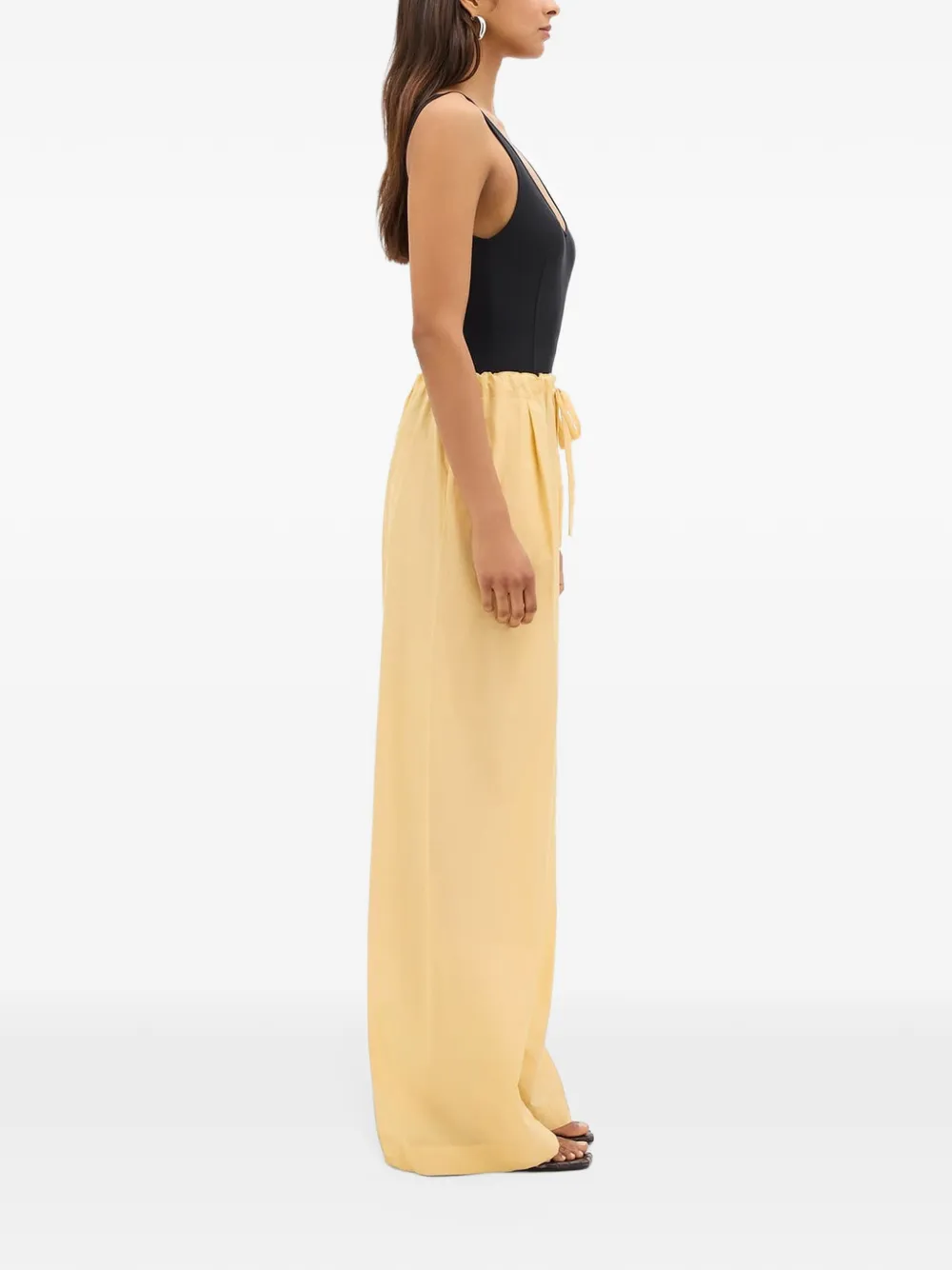 Another Tomorrow pleated drawcord trousers Geel