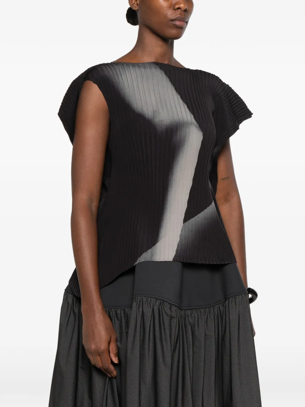 Issey Miyake pleated asymmetric-hem blouse Zwart
