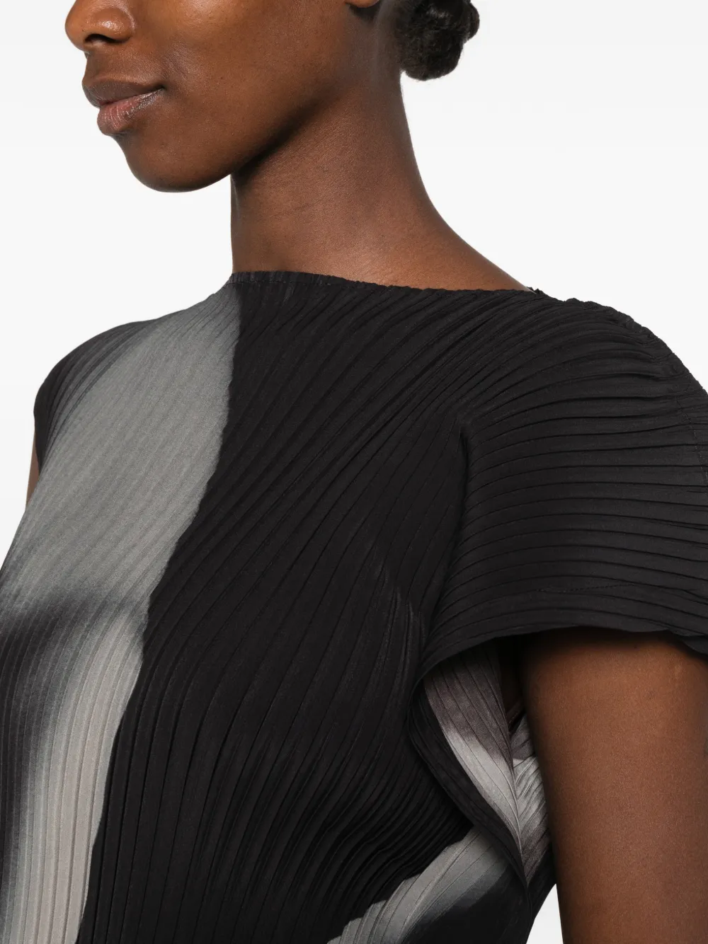 Issey Miyake pleated asymmetric-hem blouse Zwart