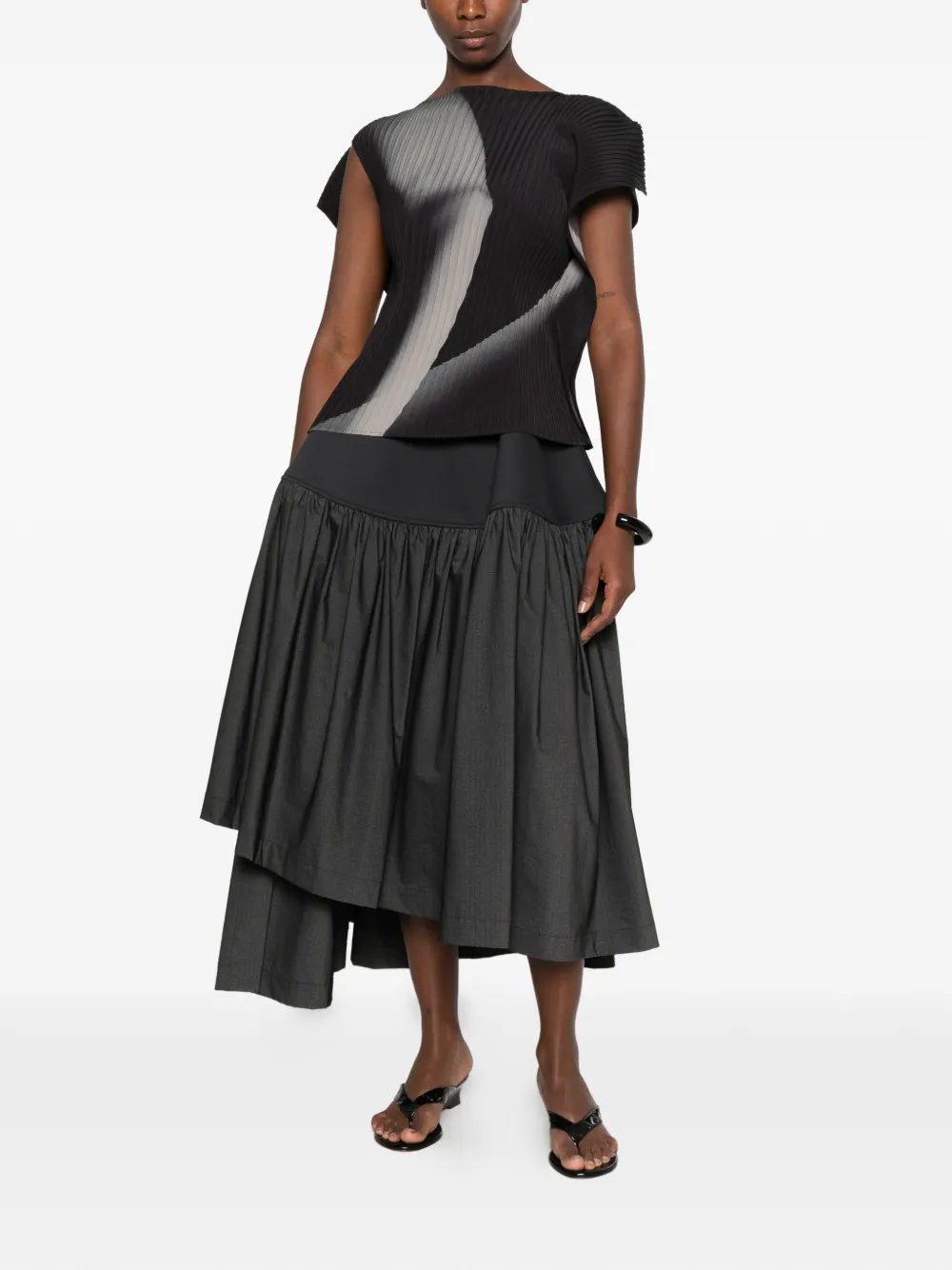 Issey Miyake pleated asymmetric-hem blouse Zwart