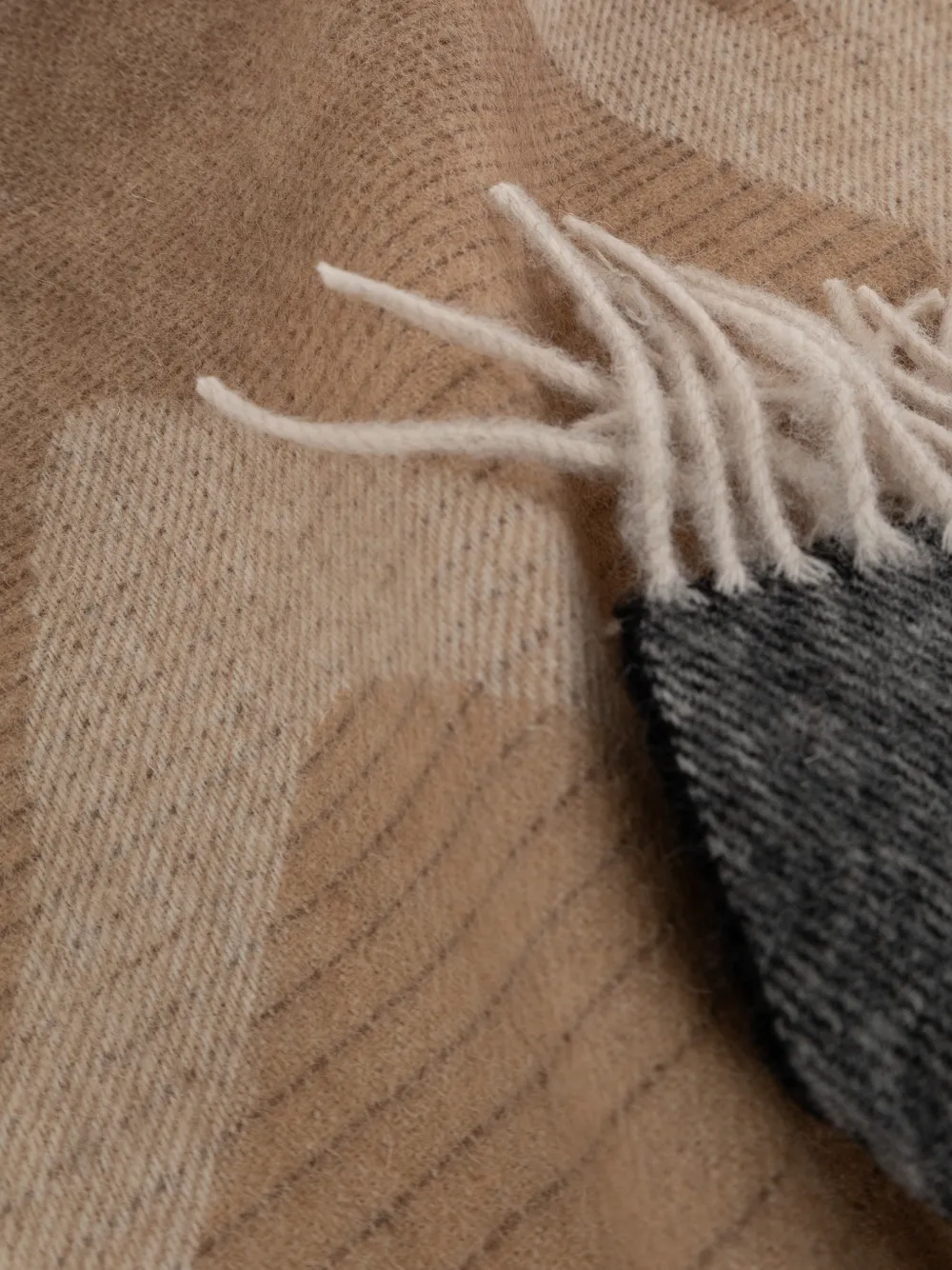 Paul Smith logo-intarsia fringed scarf Grijs