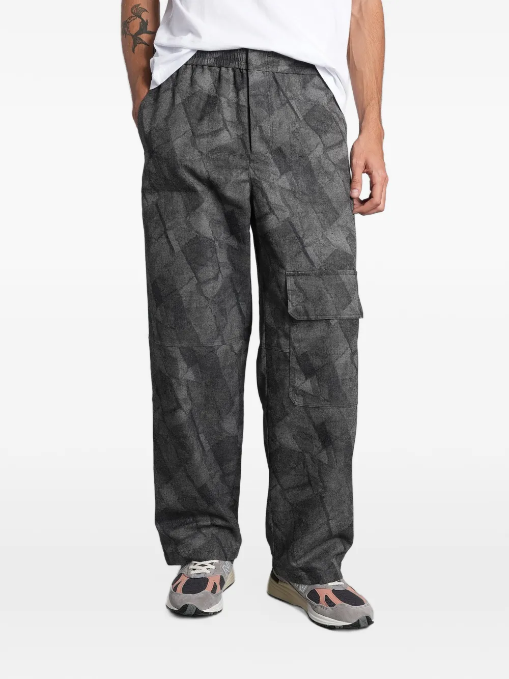 Maison Kitsuné abstract-print cargo pants Grijs
