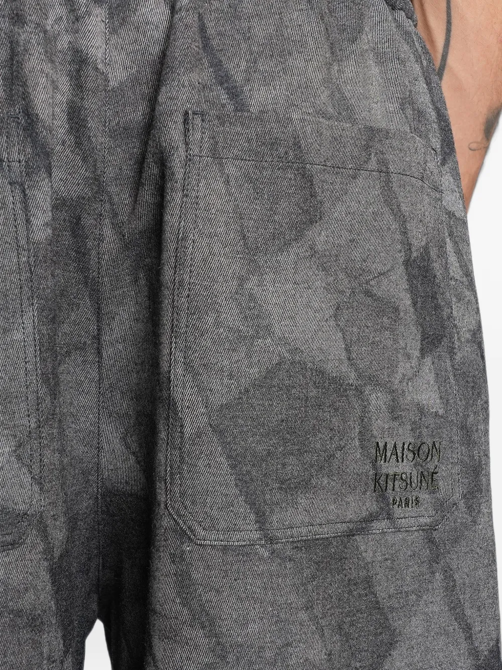 Maison Kitsuné abstract-print cargo pants Grijs