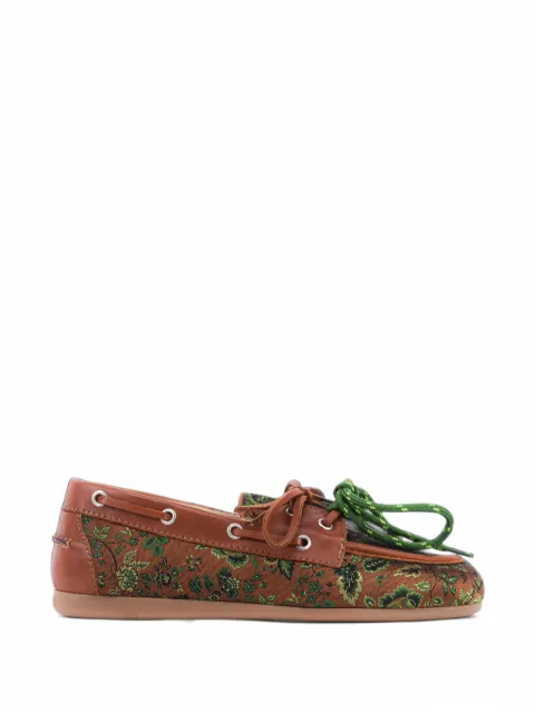 Posa mocasines entretejidos en jacquard