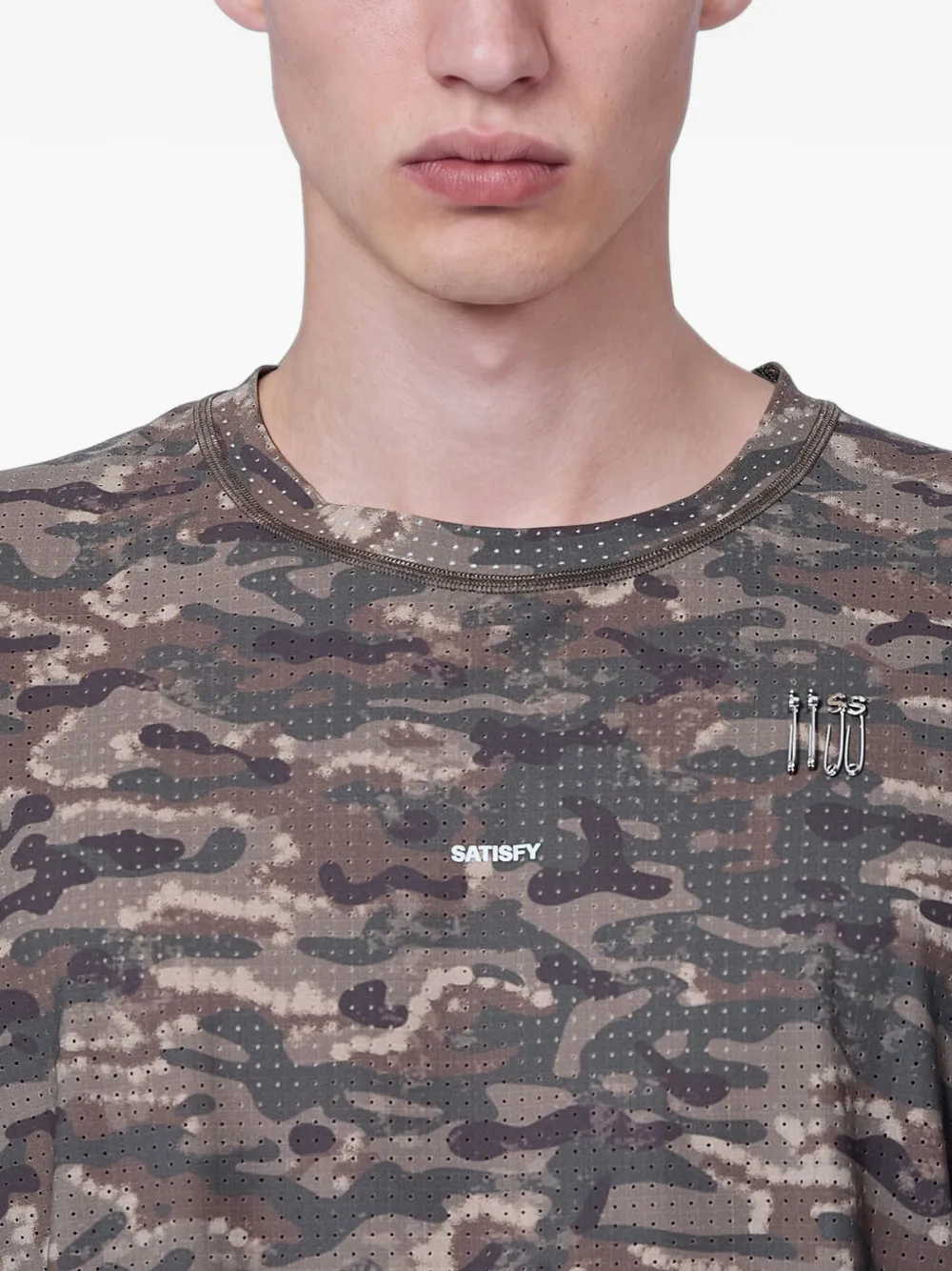 Satisfy Space-O T-shirt met camouflage-print Bruin