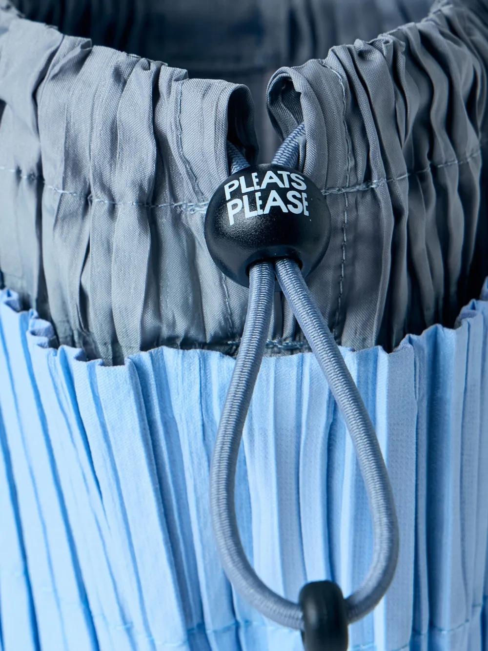 Pleats Please Issey Miyake Pleats Swan cylinder tote bag Blauw