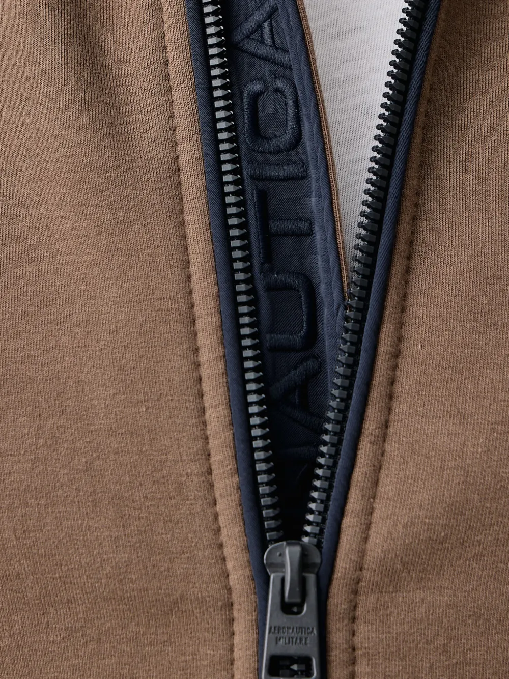 Aeronautica Militare logo-patch zip-up sweatshirt Bruin