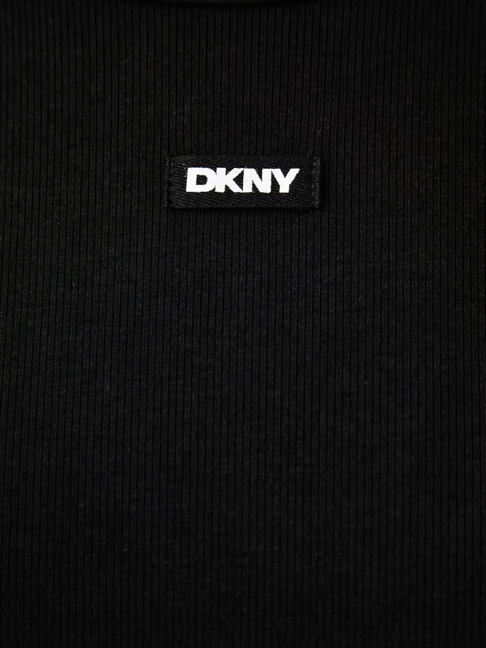 DKNY logo-patch ribbed T-shirt Zwart
