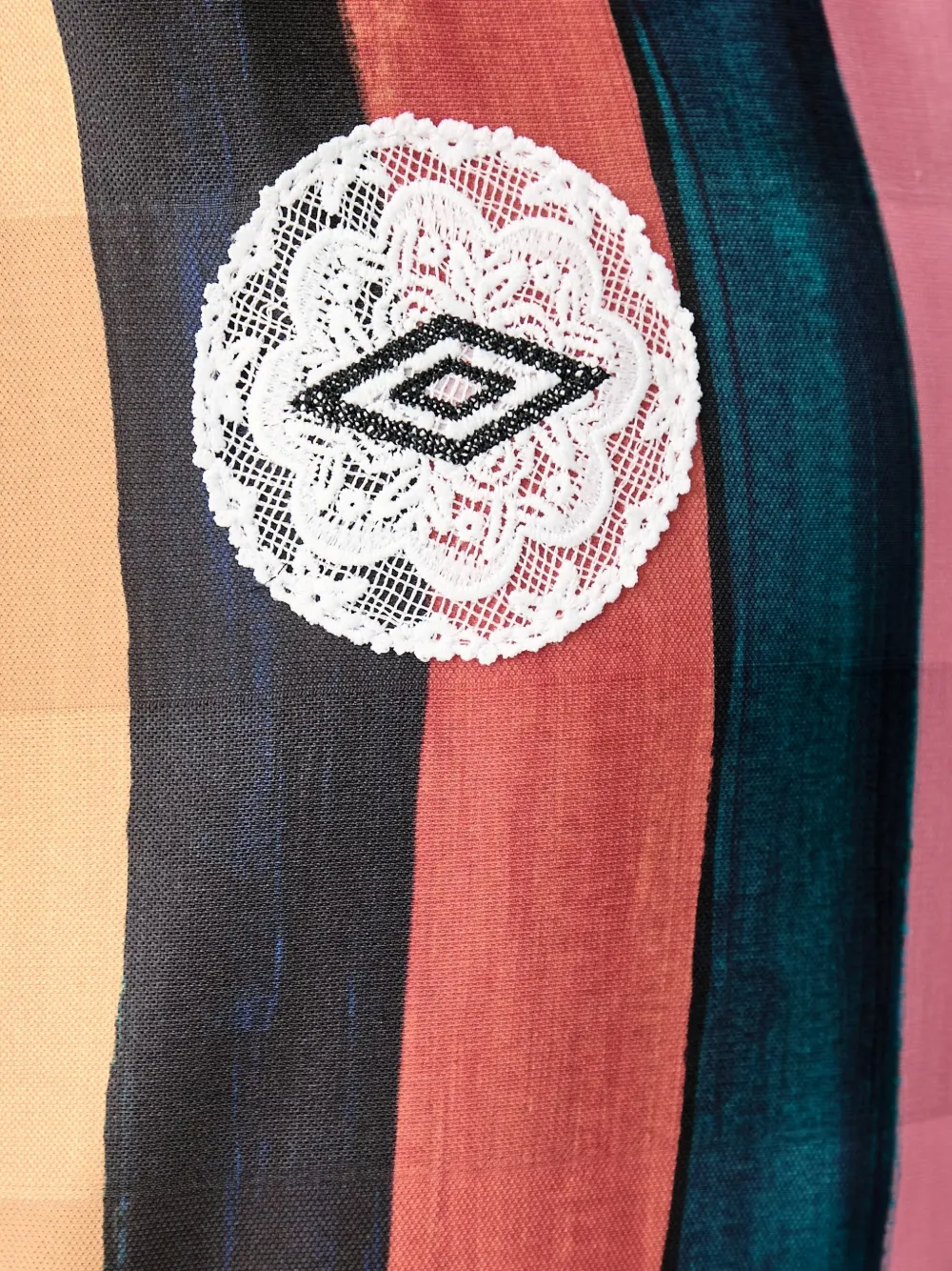 Stine Goya xUmbro vertical-stripe lace-patch polo shirt Zwart