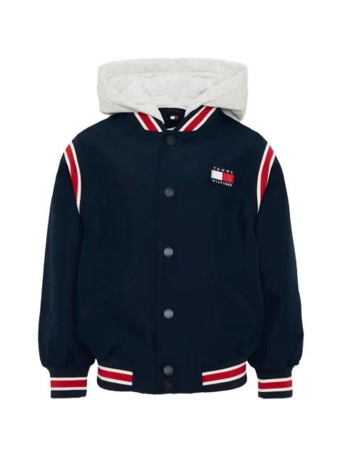 Tommy Hilfiger Junior chamarra con capucha y parche del logo