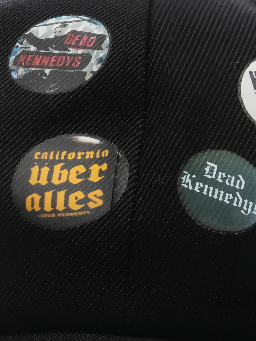 Pleasures x Dead Kennedys Buttons embellished cap Zwart