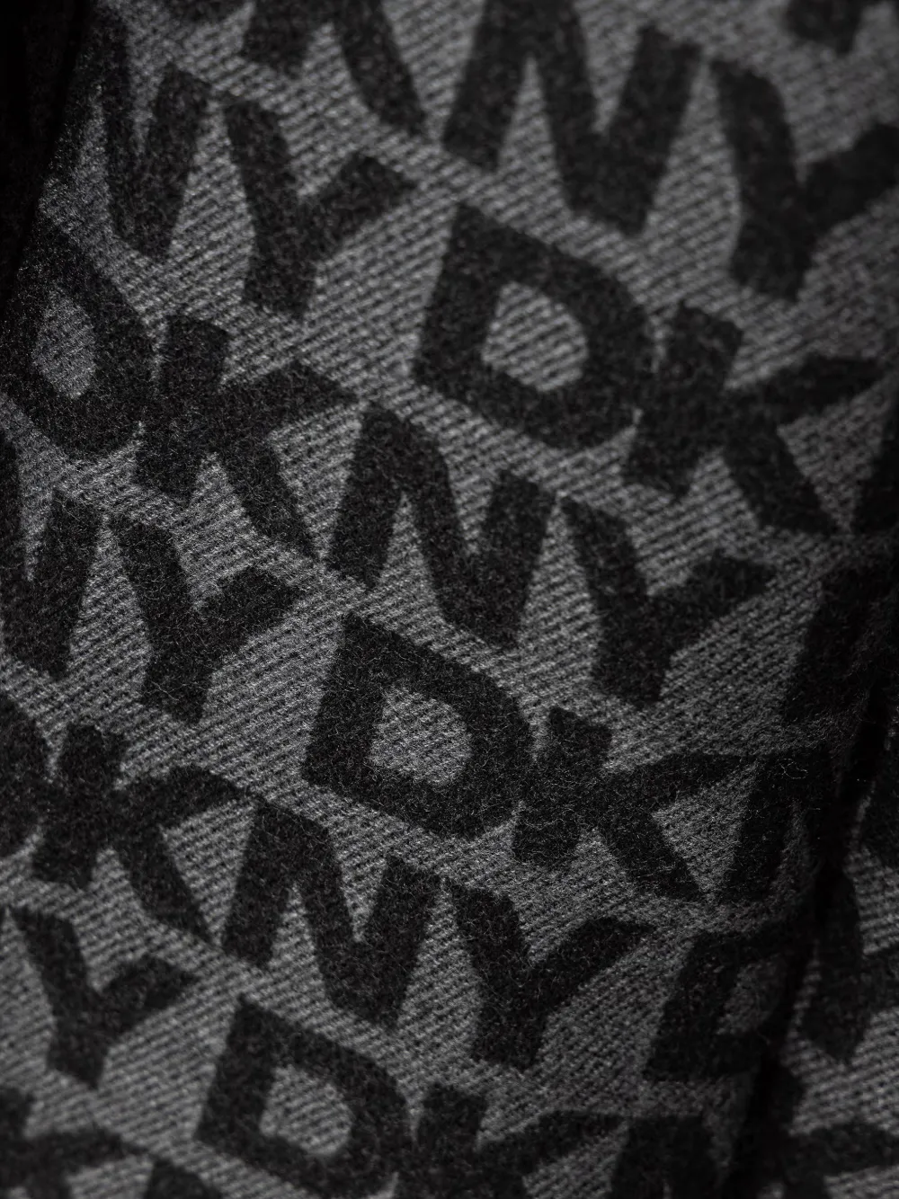 DKNY logo-print fringed scarf Grijs