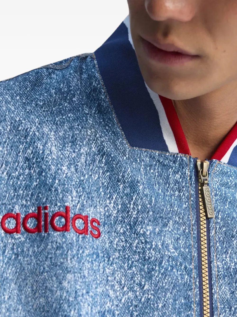 adidas track top with a contemporary loose fit for casual style. Blauw