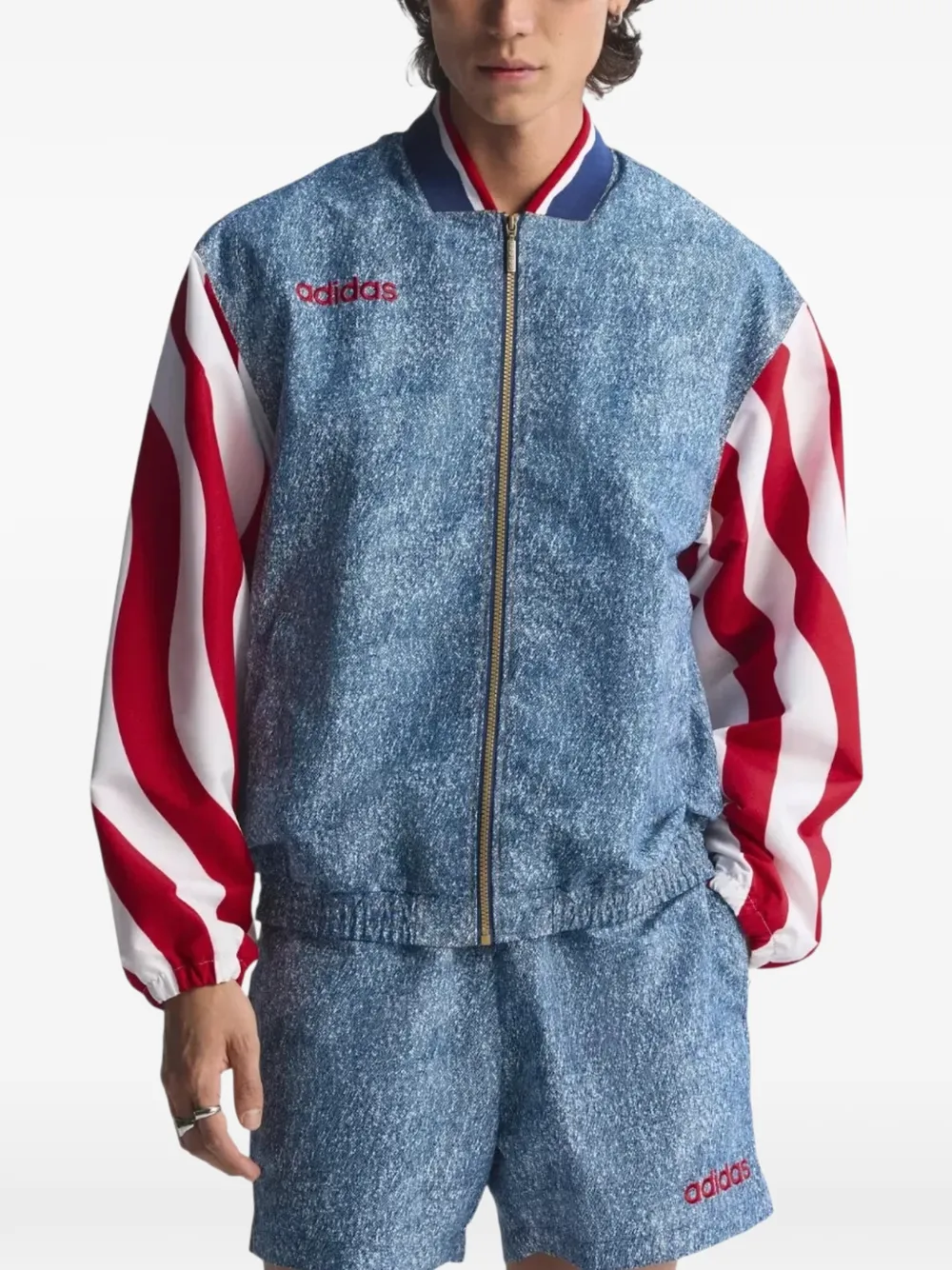 adidas track top with a contemporary loose fit for casual style. Blauw