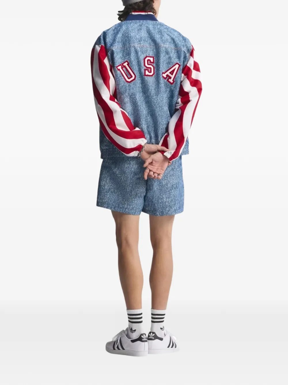adidas track top with a contemporary loose fit for casual style. Blauw
