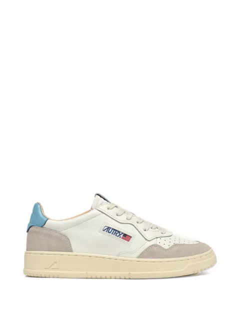 Autry Medalist low sneakers in white and forget me not suede and leather