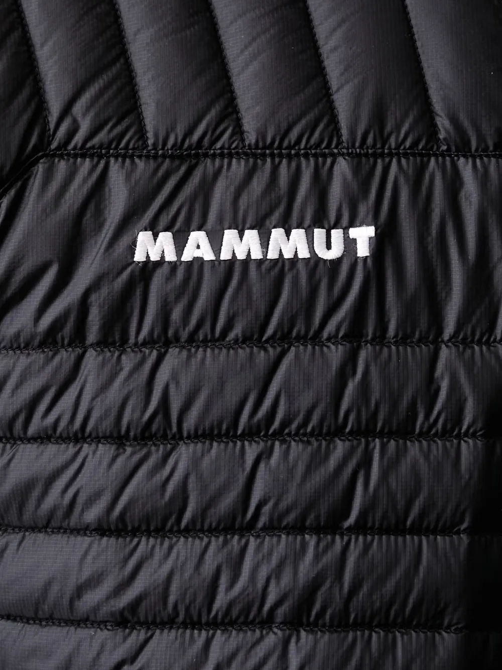 Mammut Broad Peak Light gewatteerd jack met capuchon Zwart