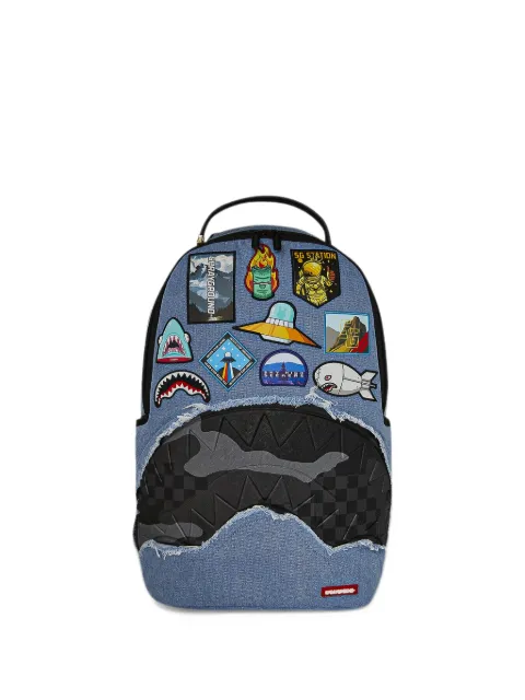 Sprayground mochila Tear 3am Global Stopover con detalle de parche
