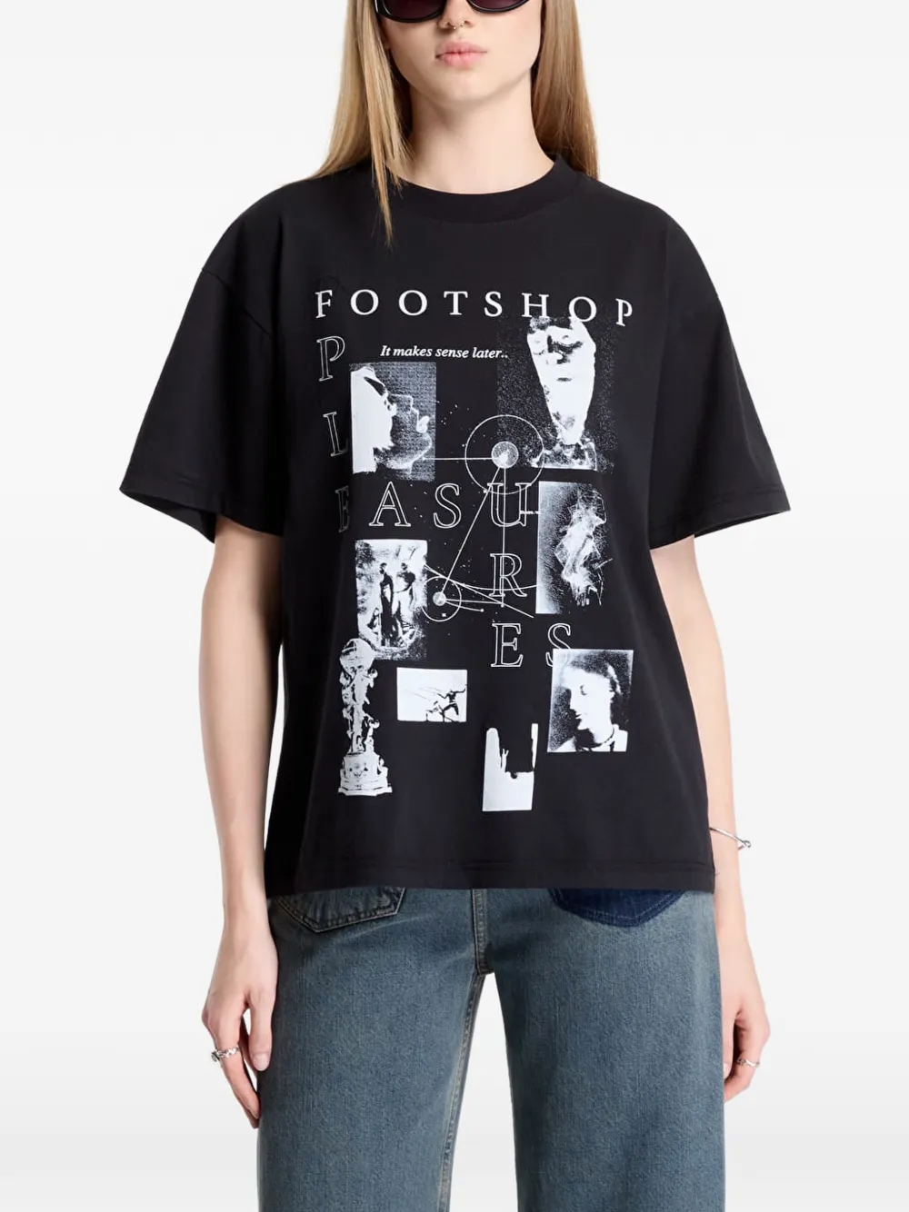 Pleasures x FTSHP Museum graphic-print T-shirt Zwart