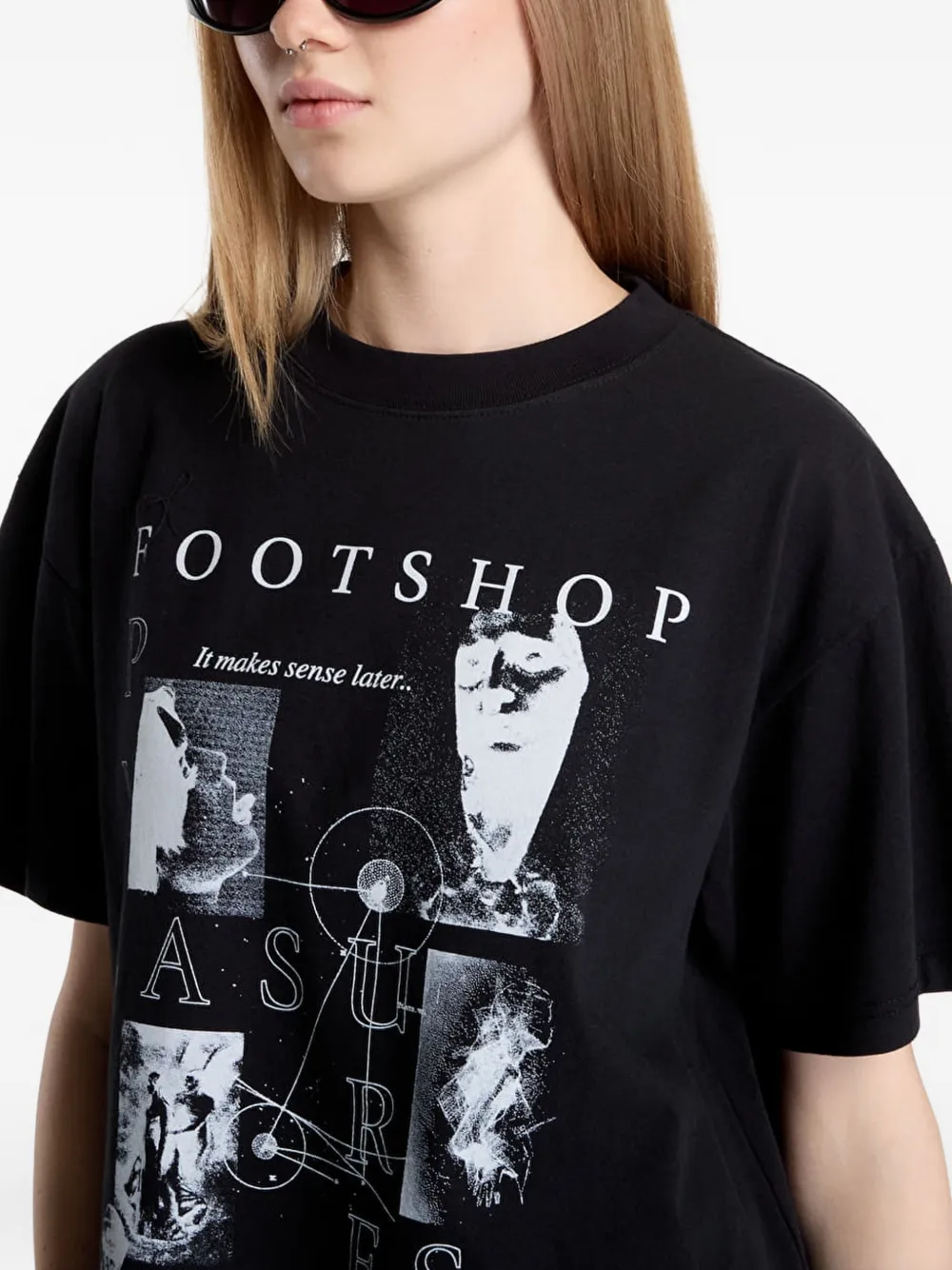 Pleasures x FTSHP Museum graphic-print T-shirt Zwart
